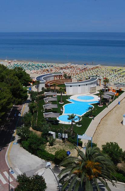 Piscina interna e piscina in spiaggia